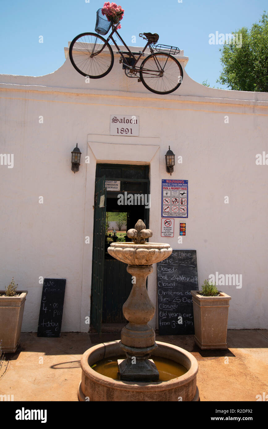 Vredefort, Südafrika, 19. November 2018. Ein altes Fahrrad schmückt den Eingang der Limousine am Venterskroon Inn, an der Vredefort Dome Weltkulturerbe im Freistaat. Das Zentrum der Vredefort Dome, dem größten verifiziert Einschlagskrater auf der Erde ist die Heimat der alten gold-rush Städte Vredefort und Venterskroon. Das Inn wurde 1891 erbaut und diente einst als Limousine und Bordell. Credit: Eva-Lotta Jansson/Alamy leben Nachrichten Stockfoto
