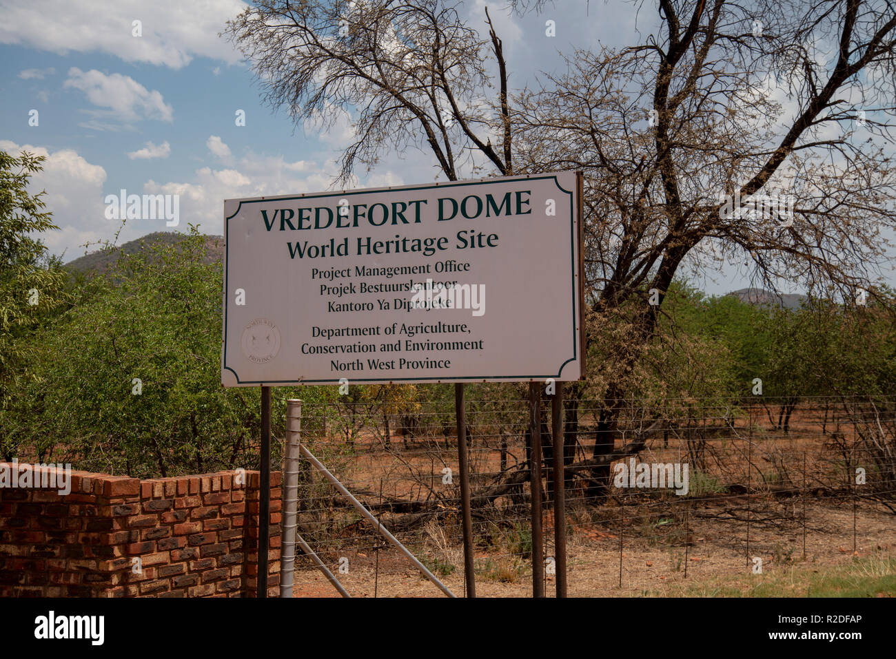 Vredefort, Südafrika, 19. November 2018. Die Zeichen für die Vredefort Weltkulturerbe, in dem kleinen Bauerndorf Venterskroon, im Freistaat. Das Zentrum der Vredefort Dome, dem größten verifiziert Einschlagskrater auf der Erde ist die Heimat der alten gold-rush Städte Vredefort und Venterskroon. Credit: Eva-Lotta Jansson/Alamy leben Nachrichten Stockfoto