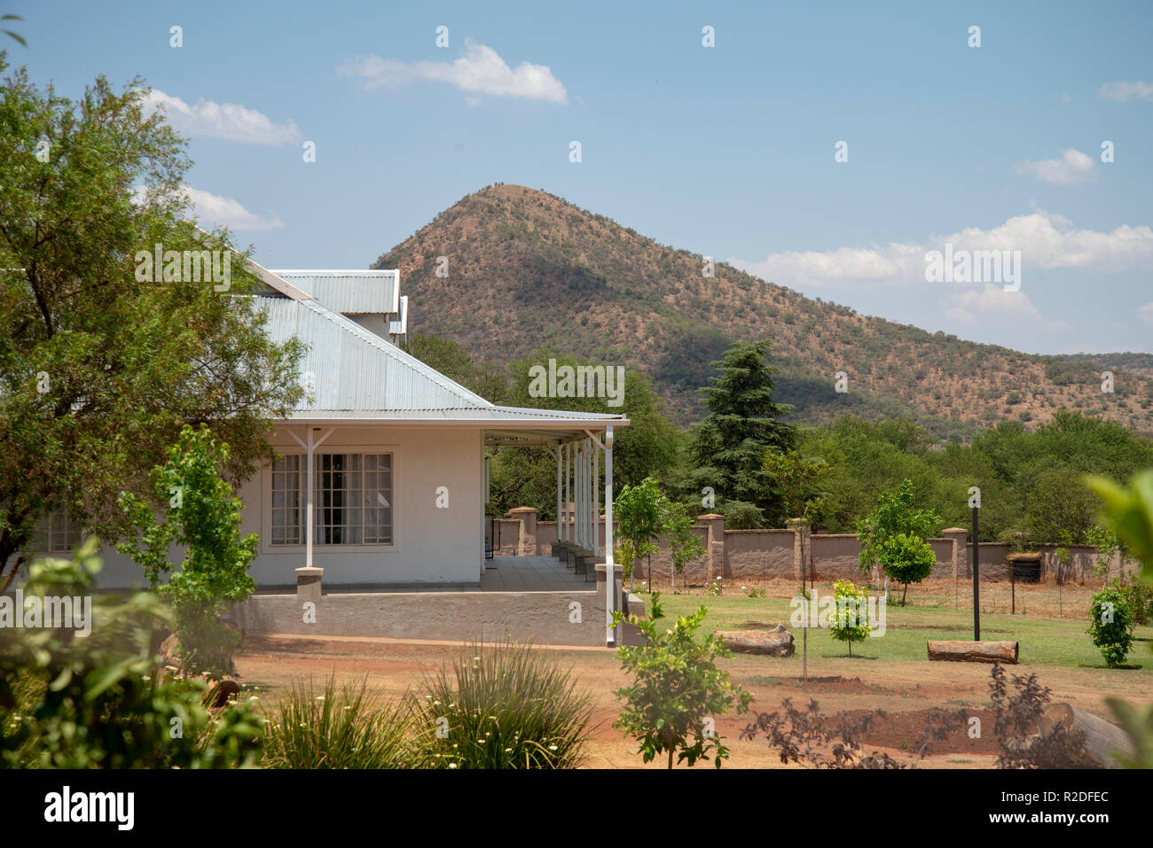 Vredefort, Südafrika, 19. November 2018. Ein Haus in Venterskroon, im Freistaat. Das Zentrum der Vredefort Dome, dem größten verifiziert Einschlagskrater auf der Erde ist die Heimat der alten gold-rush Städte Vredefort und Venterskroon. Credit: Eva-Lotta Jansson/Alamy leben Nachrichten Stockfoto