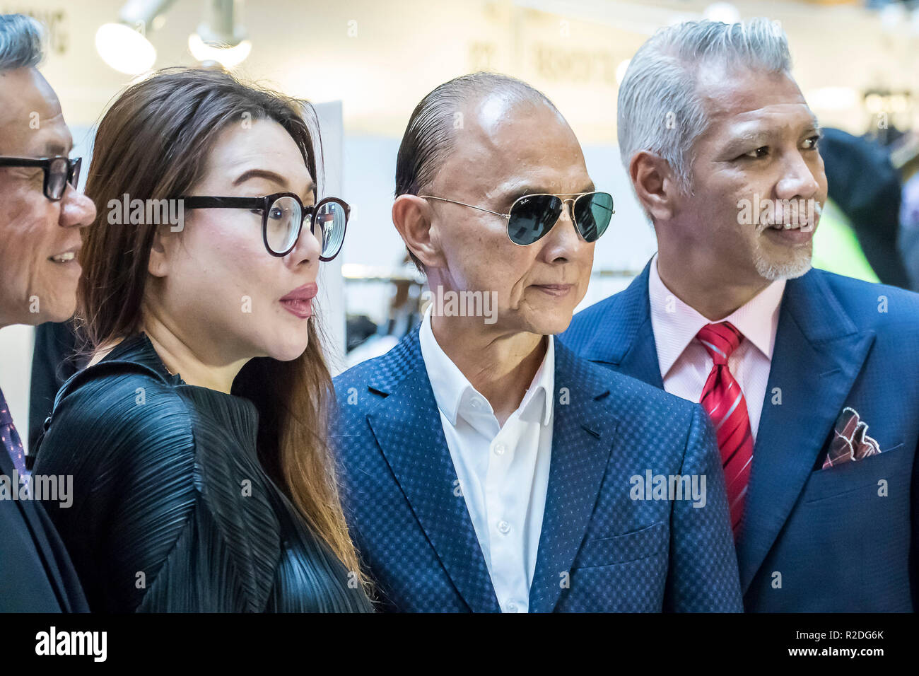 Kuala Lumpur, Malaysia. 19. November 2018. OBE Datuk Jimmy Choo (2R), berühmte Schuhdesigner, Kuala Lumpur, Malaysia Fashion Week 2018. © Danny Chan/Alamy Leben Nachrichten. Stockfoto