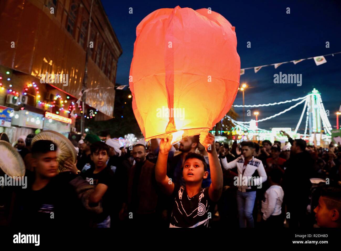 Bagdad, Irak. 19 Nov, 2018. Menschen beteiligen sich an einer Feier zum Mawlid al-Nabi, der Geburtstag des Propheten Mohamed, in Bagdad, Irak, 19.11.2018. Quelle: Khalil Dawood/Xinhua/Alamy leben Nachrichten Stockfoto