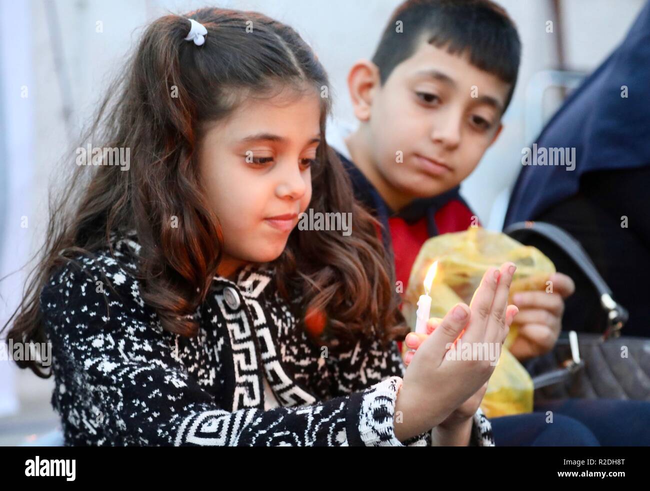 Bagdad, Irak. 19 Nov, 2018. Kinder nehmen an einer Feier zum Mawlid al-Nabi, der Geburtstag des Propheten Mohamed, in Bagdad, Irak, 19.11.2018. Quelle: Khalil Dawood/Xinhua/Alamy leben Nachrichten Stockfoto