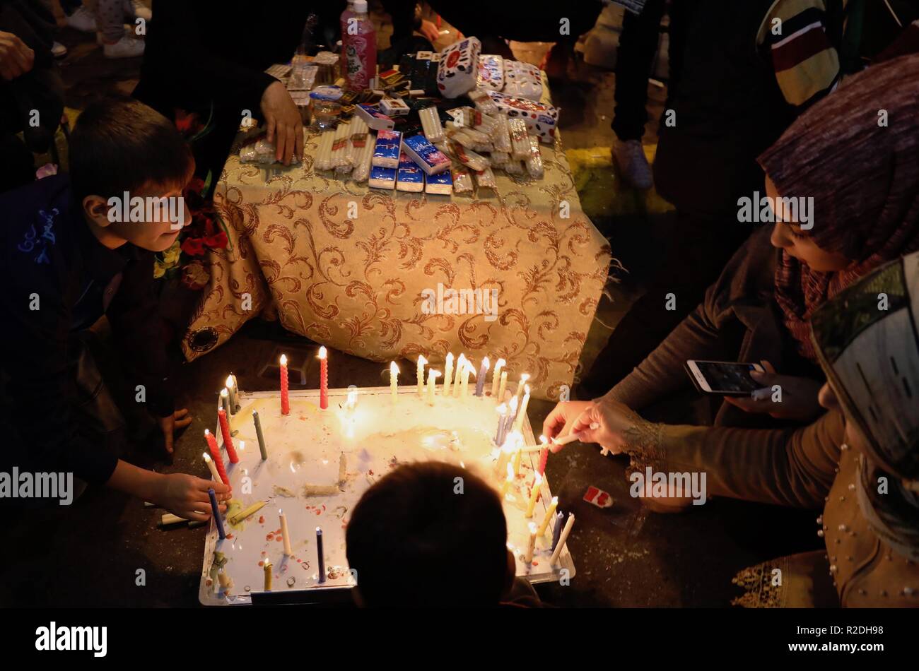 Bagdad, Irak. 19 Nov, 2018. Menschen beteiligen sich an einer Feier zum Mawlid al-Nabi, der Geburtstag des Propheten Mohamed, in Bagdad, Irak, 19.11.2018. Quelle: Khalil Dawood/Xinhua/Alamy leben Nachrichten Stockfoto