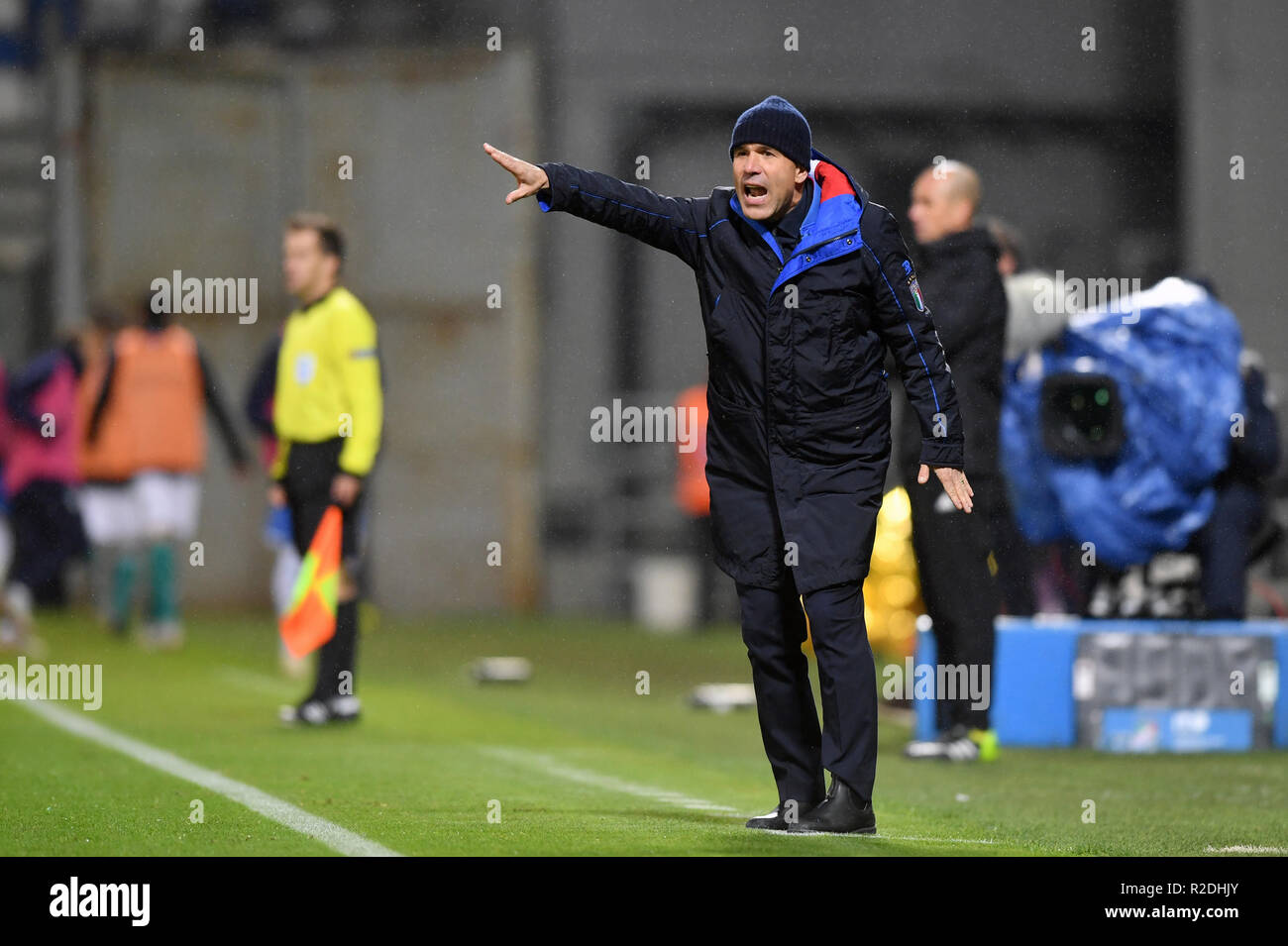 Foto Massimo Paolone/LaPresse 19 Novembre 2018 Reggio Emilia, Italien Sport calcio Italia vs Germania-Partita internazionale amichevole - stadio "mapei-Citt&#xe0;del Tricolore" Nella Foto: Luigi Di Biagio (Italia) da indicazioni ai suoi giocatori Foto Massimo Paolone/LaPresse November 19, 2018 in Reggio Emilia, Italien Sport Fussball Italia vs Germania - unter 21 internationalen Freundschaftsspiel - "mapei Stadion". In der Pic: Luigi Di Biagio (Italia) shouts Anweisungen an seine Spieler Stockfoto