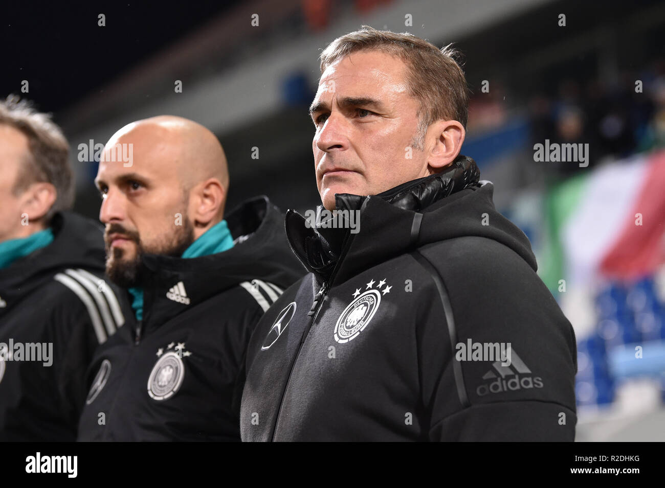 Foto Massimo Paolone/LaPresse 19 Novembre 2018 Reggio Emilia, Italien Sport calcio Italia vs Germania-Partita internazionale amichevole - stadio "mapei-Citt&#xe0;del Tricolore" Nella Foto: Stefan Kuntz (Germania) osserva Foto Massimo Paolone/LaPresse November 19, 2018 in Reggio Emilia, Italien Sport Fussball Italia vs Germania - unter 21 internationalen Freundschaftsspiel - "mapei Stadion". Im Bild: Stefan Kuntz (Germania) schaut auf Stockfoto