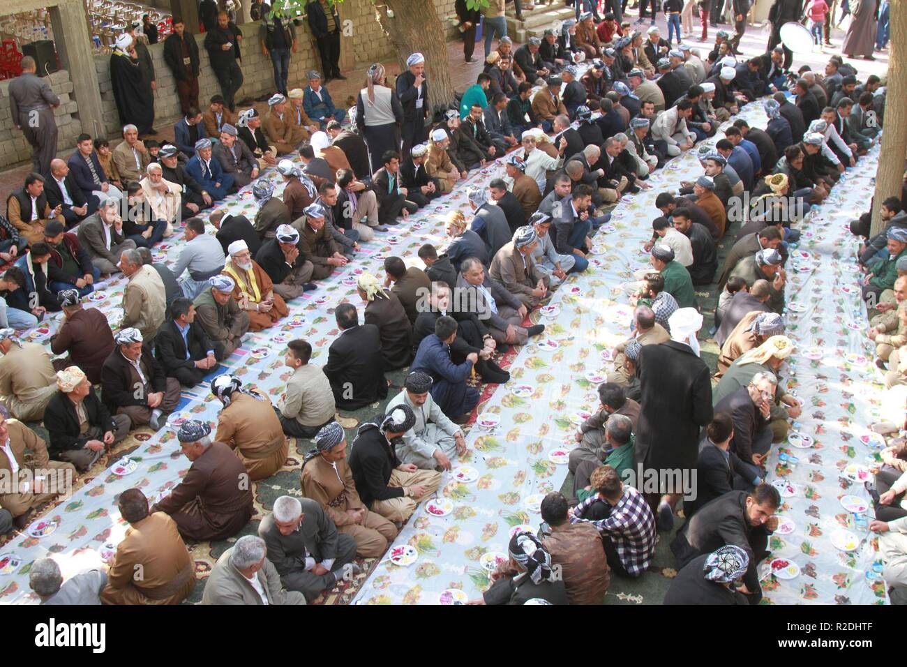 (181119) - AKRA (Irak), November 19, 2018 (Xinhua) -- Menschen beteiligen sich an einer Feier zum Mawlid al-Nabi, der Geburtstag des Propheten Mohammed, in der Stadt von Akra, Region Kurdistan, im Norden des Irak. (Xinhua / yaser Jawad) Stockfoto