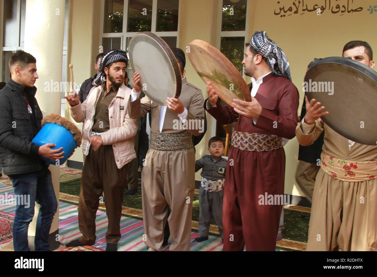 (181119) - AKRA (Irak), November 19, 2018 (Xinhua) -- Menschen beteiligen sich an einer Feier zum Mawlid al-Nabi, der Geburtstag des Propheten Mohammed, in der Stadt von Akra, Region Kurdistan, im Norden des Irak. (Xinhua / yaser Jawad) Stockfoto