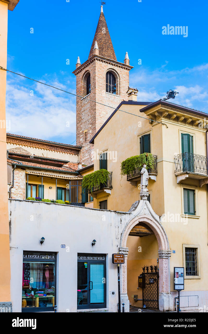 San Lorenzo ist eine im romanischen Stil, die Römisch-katholische Kirche am Corso Cavour. Verona, Venetien, Italien, Europa Stockfoto