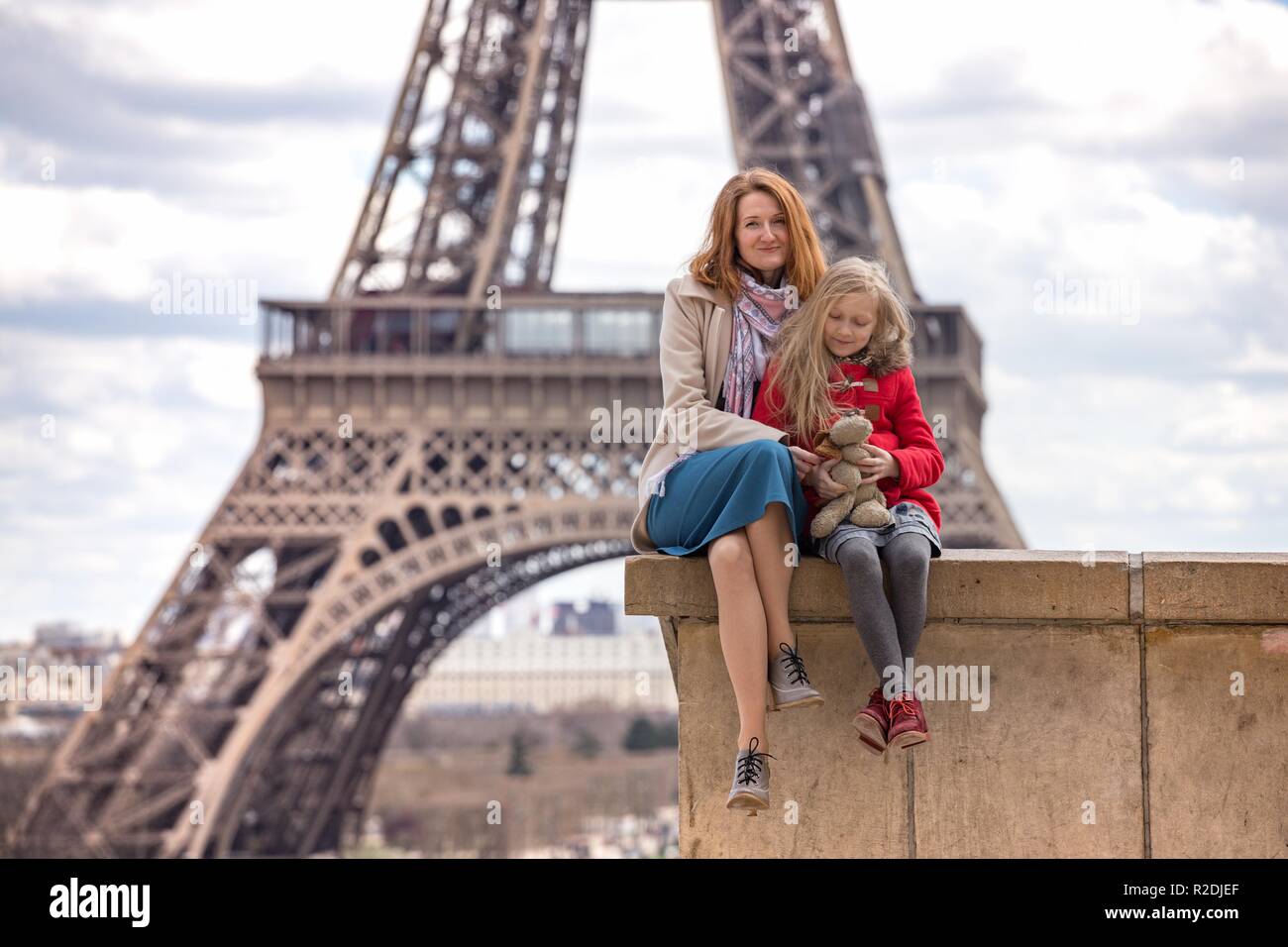 Mutter und Tochter auf dem Hintergrund der Eiffelturm in Paris. Frankreich Stockfoto