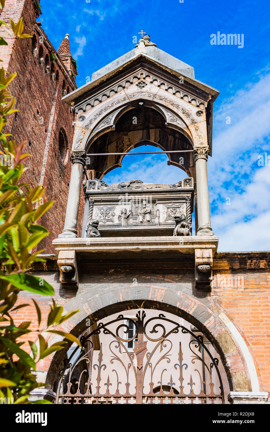 14. jahrhundert Grab von Guglielmo di Castelbarco, Fassade von Chiesa di San Giorgetto o San Pietro Martire Kirche. Piazza S. Anastasia. Verona, Venetien, Ita Stockfoto