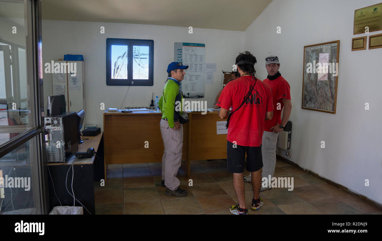 Touristen in der Geschäftsstelle der Aconcagua Provincial Park Stockfoto