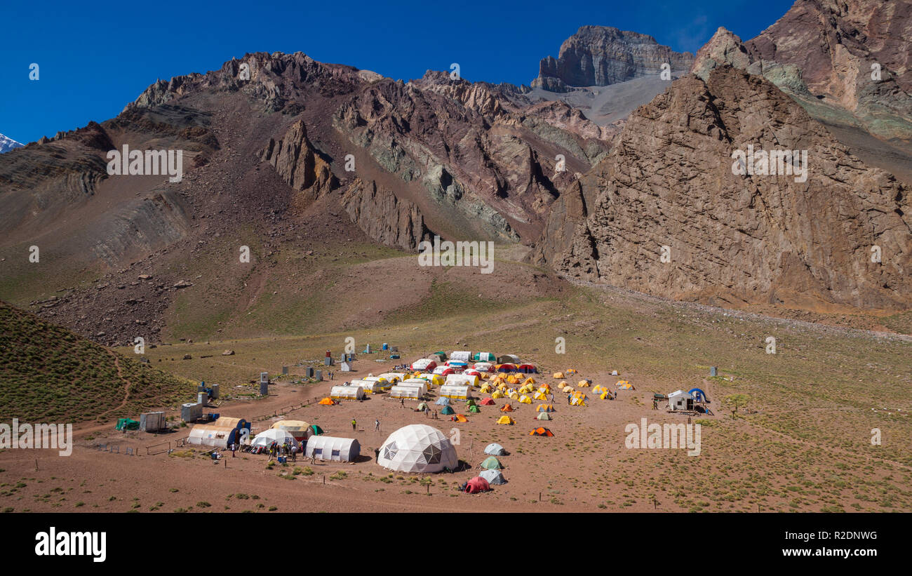 Panoramablick auf Lager Confluencia im Aconcagua Provincial Park Stockfoto