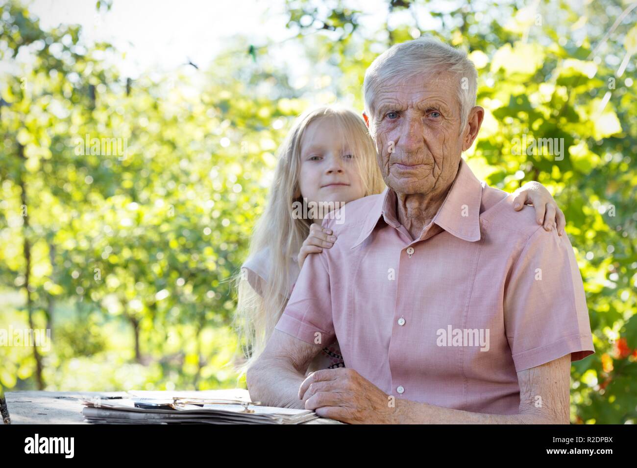 Portrait älterer Menschen und der Urenkelin im Garten Stockfoto