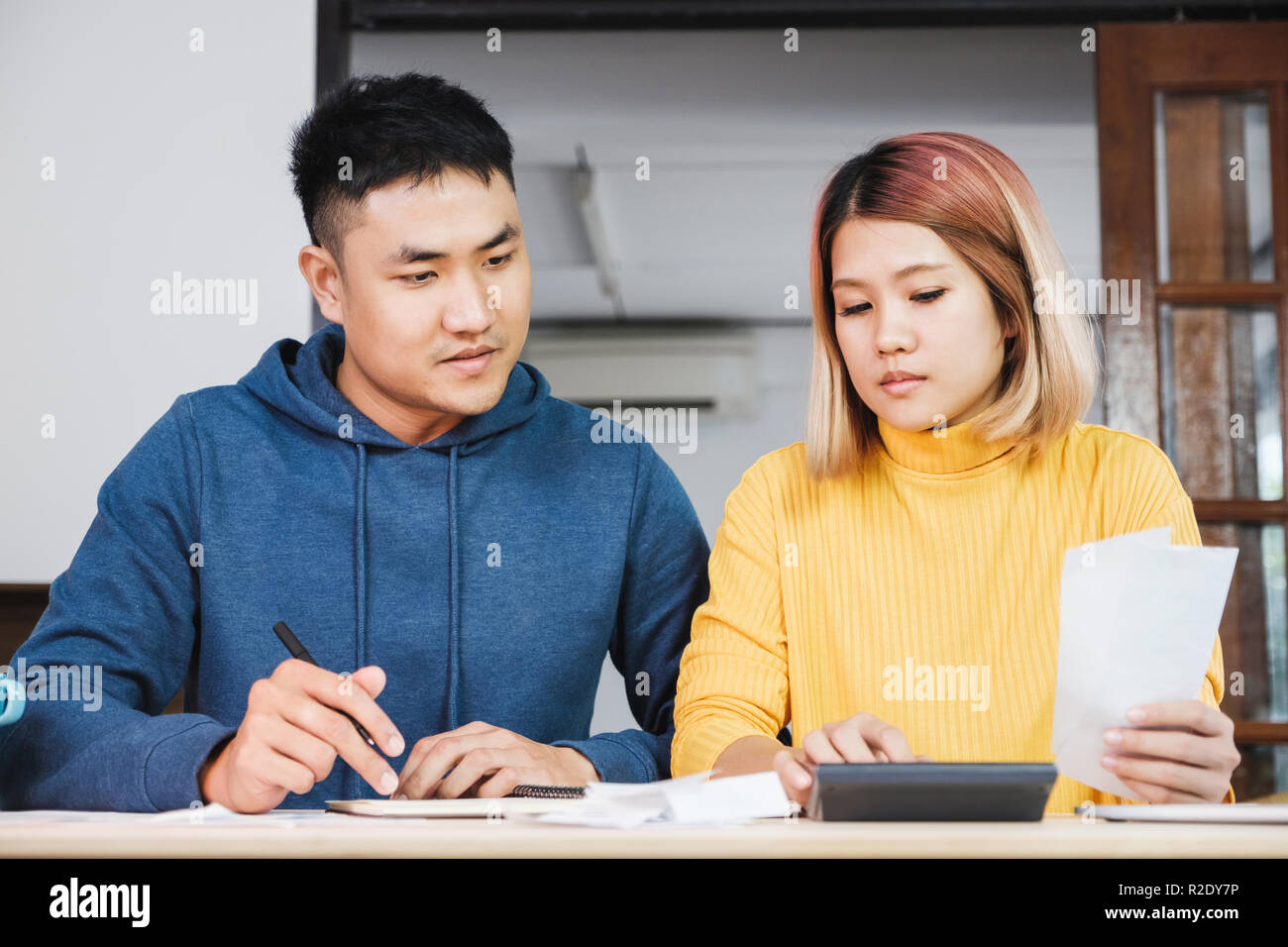 Asiatische paar Liste Home Financial Rechnung Budget am Tisch in der Küche des neuen Hauses Stockfoto