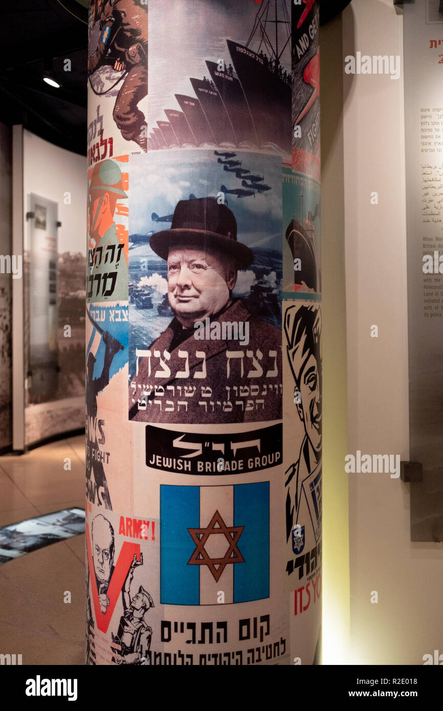 Ein zweiter Weltkrieg Hebräisch Plakat mit einem Foto von Winston Churchill Juden drängt die Jüdischen in der englischen Armee. Am Rabin Center in Tel Aviv. Stockfoto