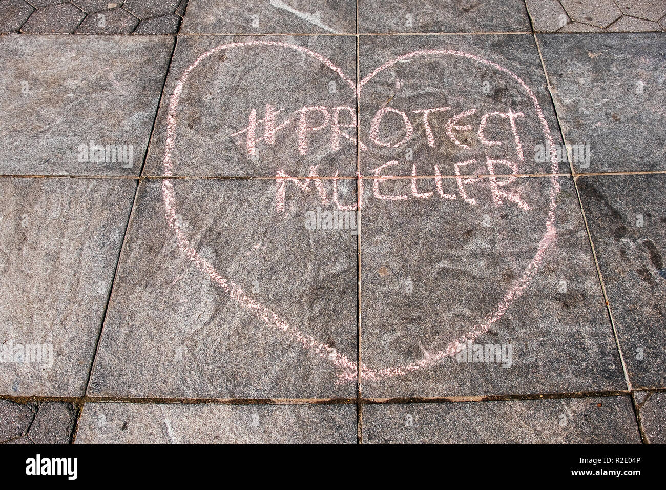 Die Kreide schreiben ion Washington Square Park drängt Leute, die Robert Mueller Ermittlungen gegen Trumpf zu schützen. Stockfoto