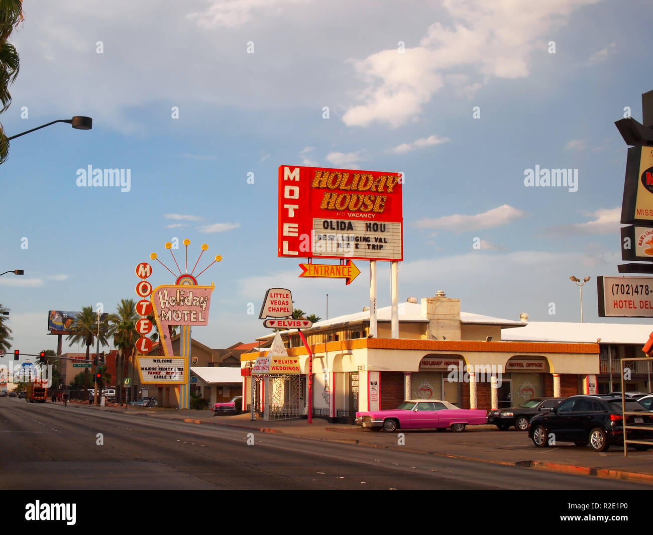 LAS VEGAS, Nevada - Juli 20, 2018: Die vintage Holiday House Motel und der Kleine Vegas Kapelle, mit seinen zwei pink Cadillacs, am Las Vegas Boulevard, o Stockfoto