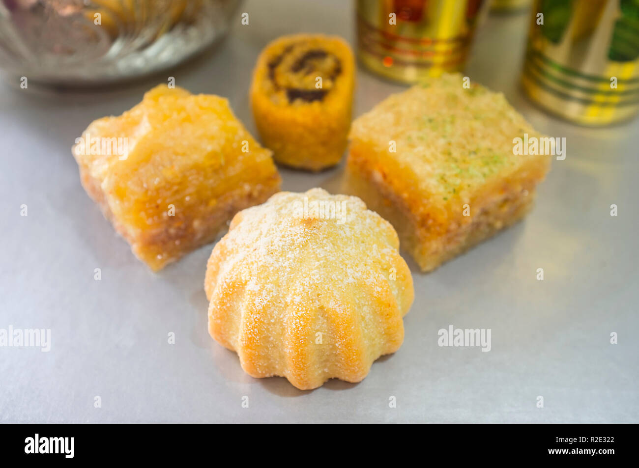 Spezielle türkisches Dessert Sortiment mit Tee. Kanafeh, Baklava, Ma'amoul und Makroudh Gebäck Stockfoto