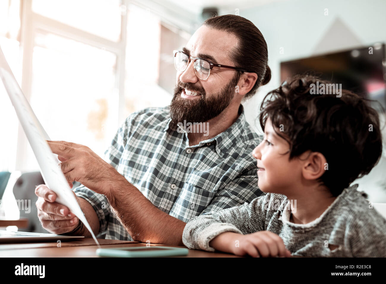 Übertragen von Vater und Sohn wählen Sie Gerichte aus dem Menü Stockfoto