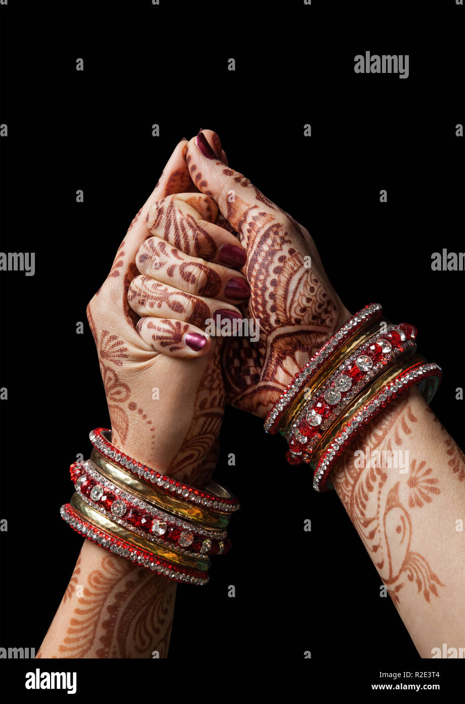 Frau Hände mit Henna in der Schale mudra auf schwarzem Hintergrund Stockfoto