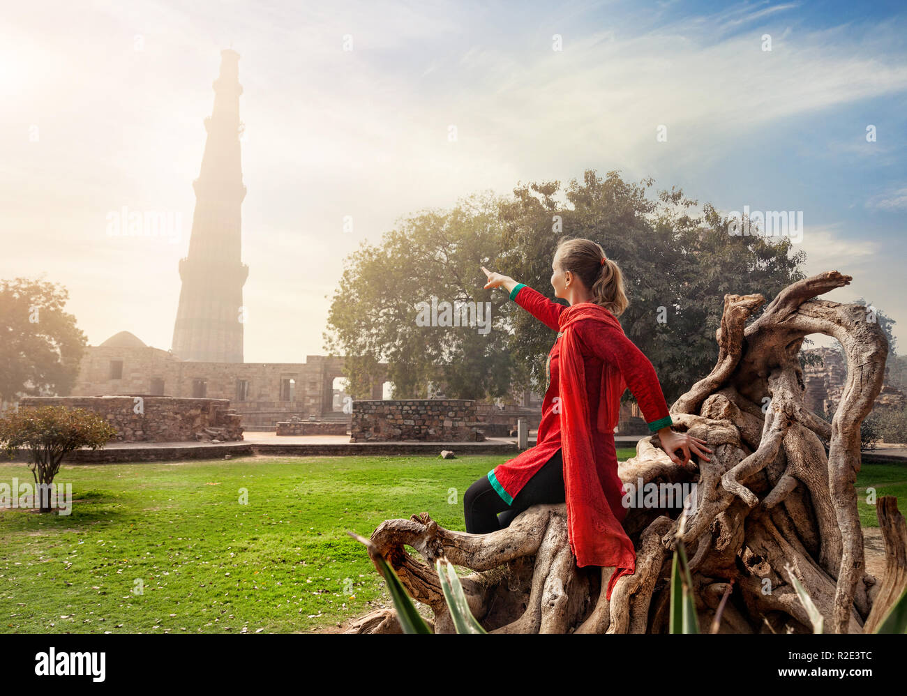 Frau in Rot kostüm Qutub Minar Turm in Old Delhi, Indien Stockfoto