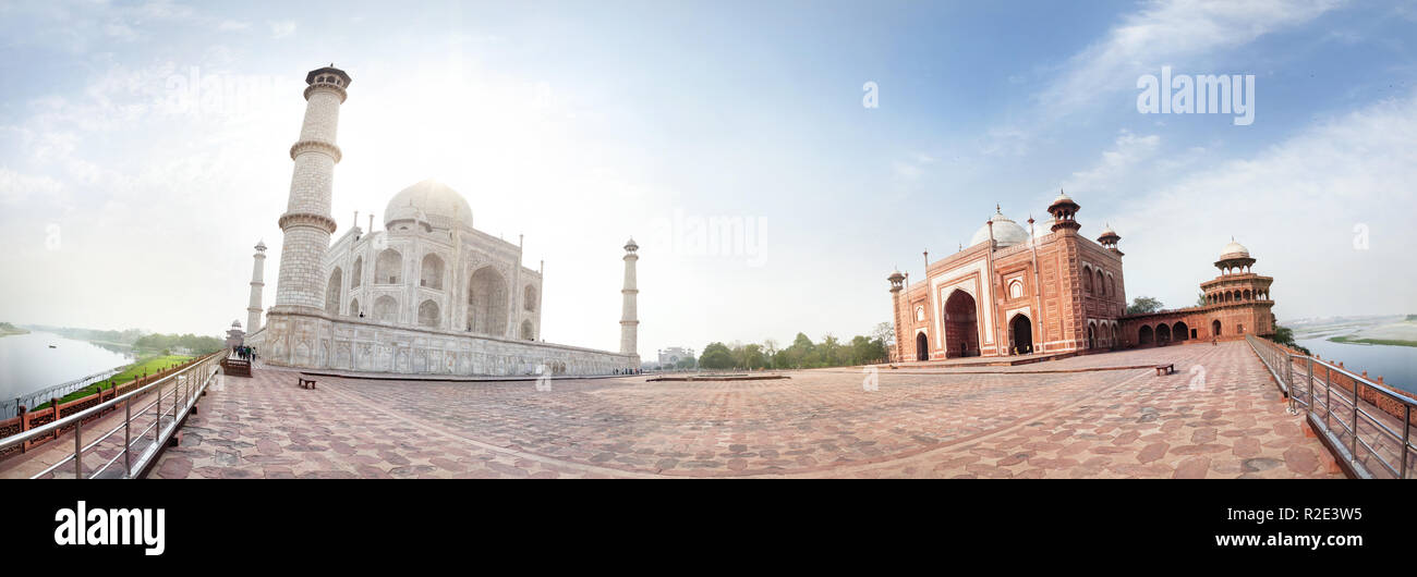 Taj Mahal Grab und Moschee Panorama im Blue Sky in Agra, Uttar Pradesh, Indien Stockfoto