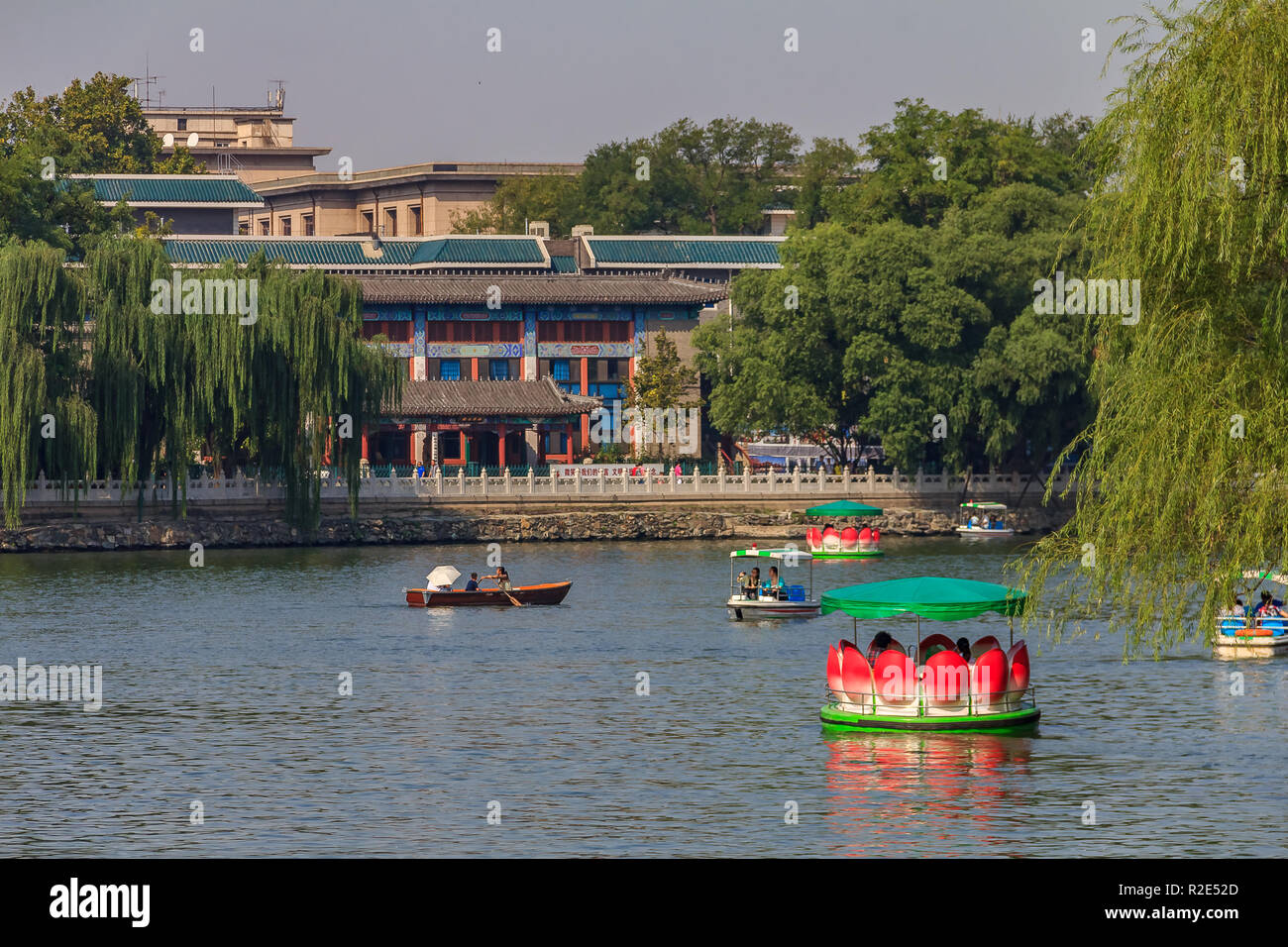 Peking, China - September 20, 2013: Lotus Blume Boot auf dem See an der Beihai Park von dem buddhistischen Yong'an (Tempel des Ewigen Frieden) Stockfoto