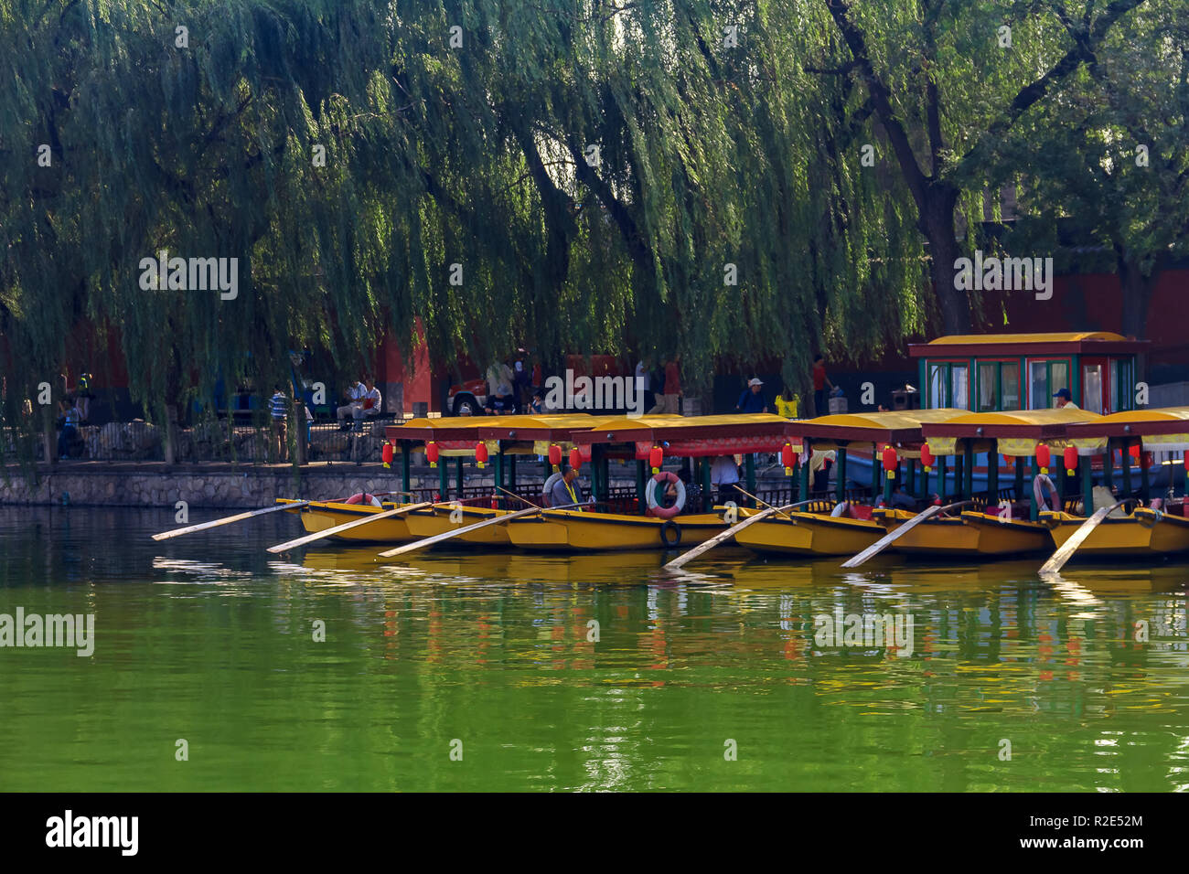 Peking, China - September 20, 2013: Boote auf dem See an der Beihai Park von dem buddhistischen Yong'an (Tempel des Ewigen Frieden) Stockfoto