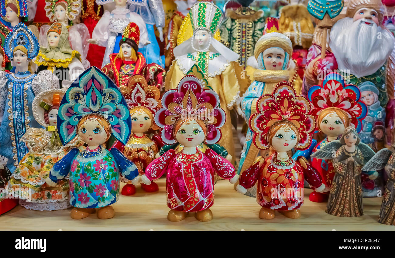 Anzeige der farbenfrohen traditionellen russischen Matrjoschka nesting Dolls in einem Souvenirshop in Sankt Petersburg Russland Stockfoto