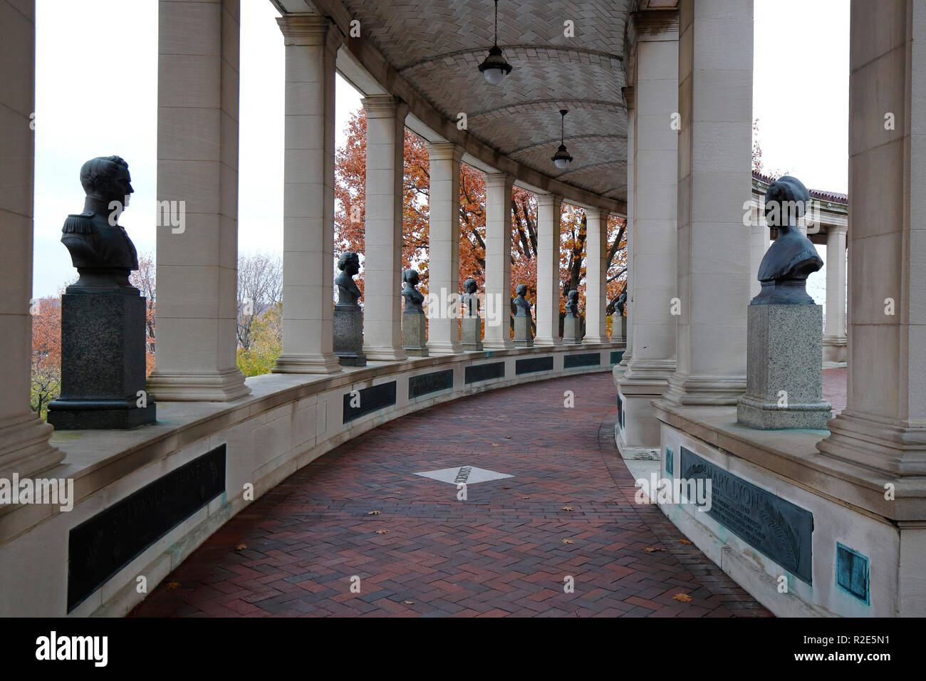 Büsten von prominenten historische Personen in der Halle des Ruhmes für Große Amerikaner Stockfoto