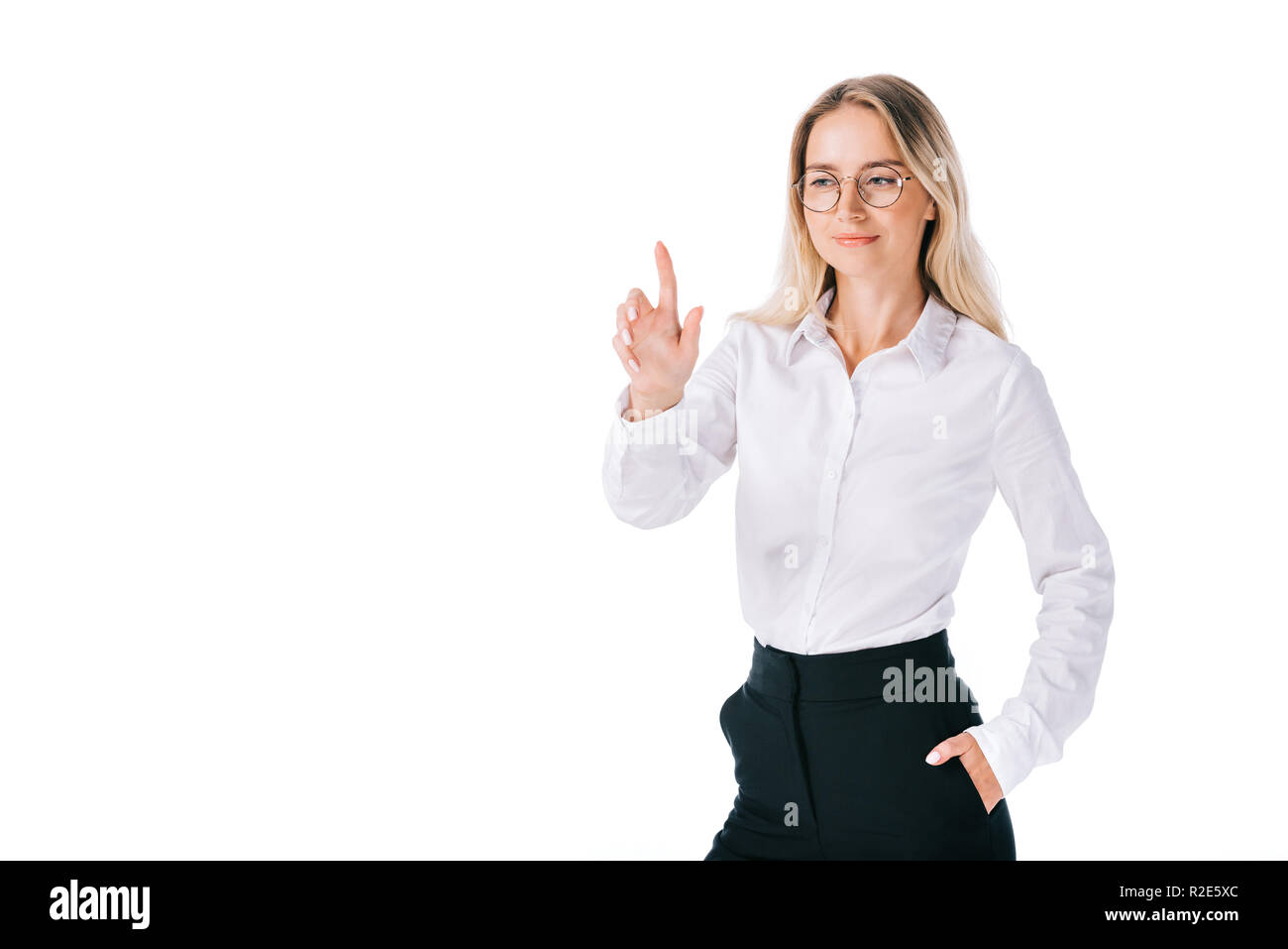 Portrait von Lächeln, Geschäftsfrau, die in förmlichen Verschleiß gestikulierend auf Weiß isoliert Stockfoto