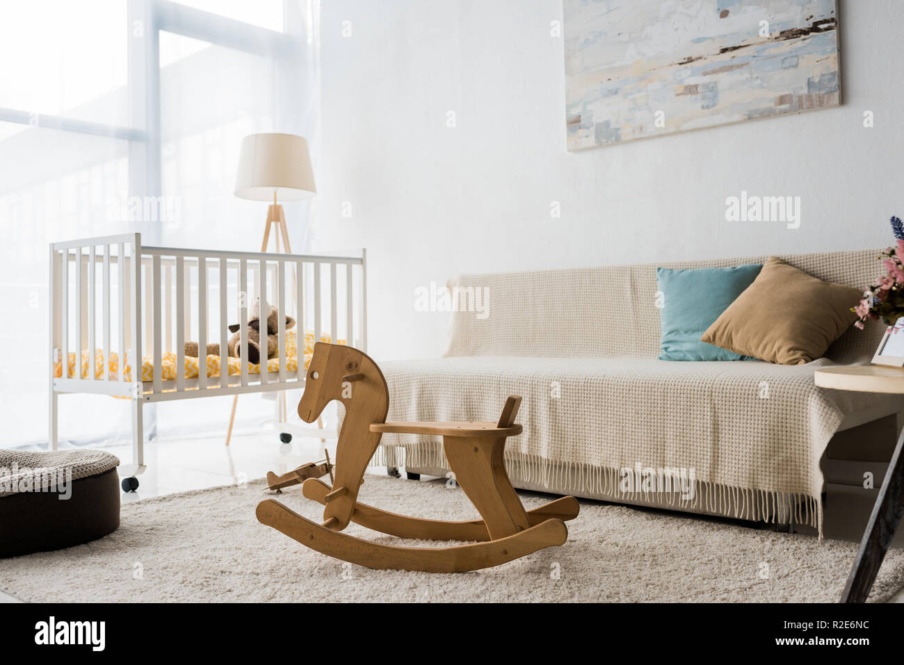 Moderne Raumgestaltung Kinderzimmer mit Kinderbett und Schaukelpferd Stuhl Stockfoto