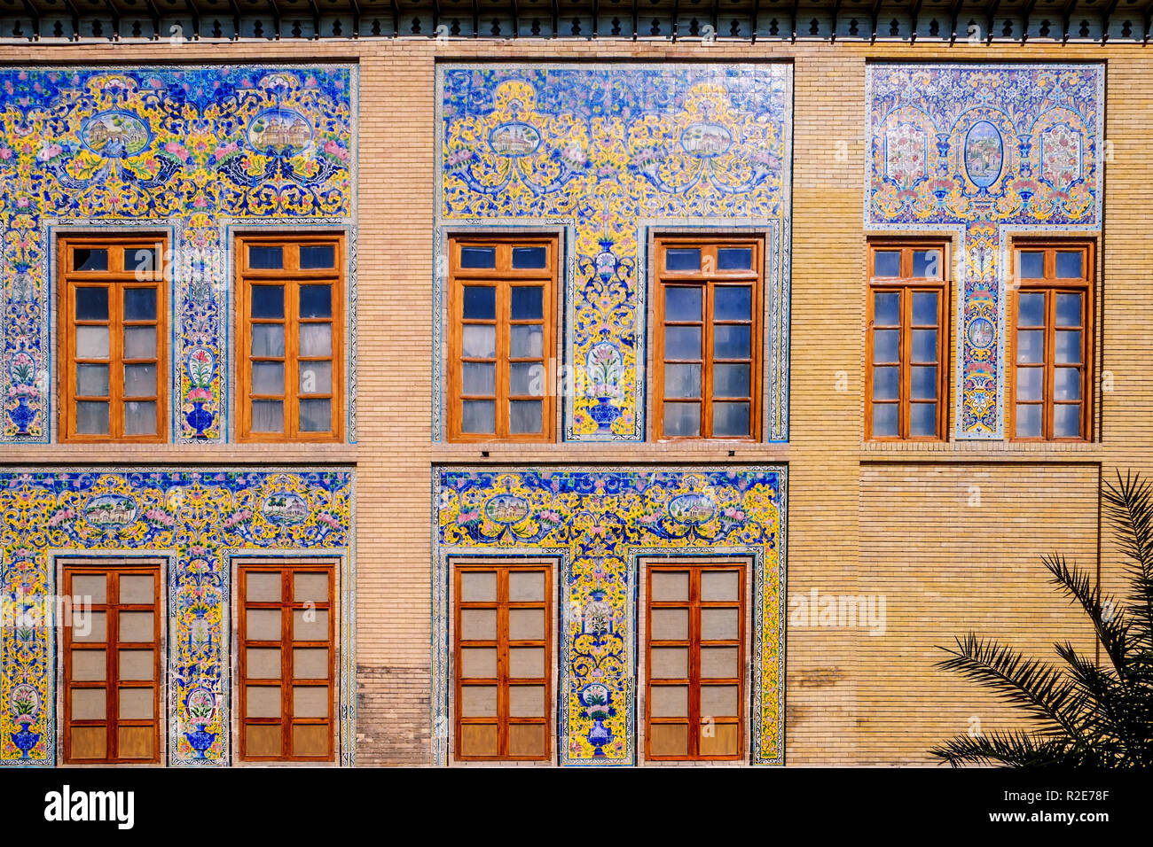 Äußere bunten Kacheln Kunst an der Wand mit Fenstern an der Golestan Palast. Teheran, Iran Stockfoto