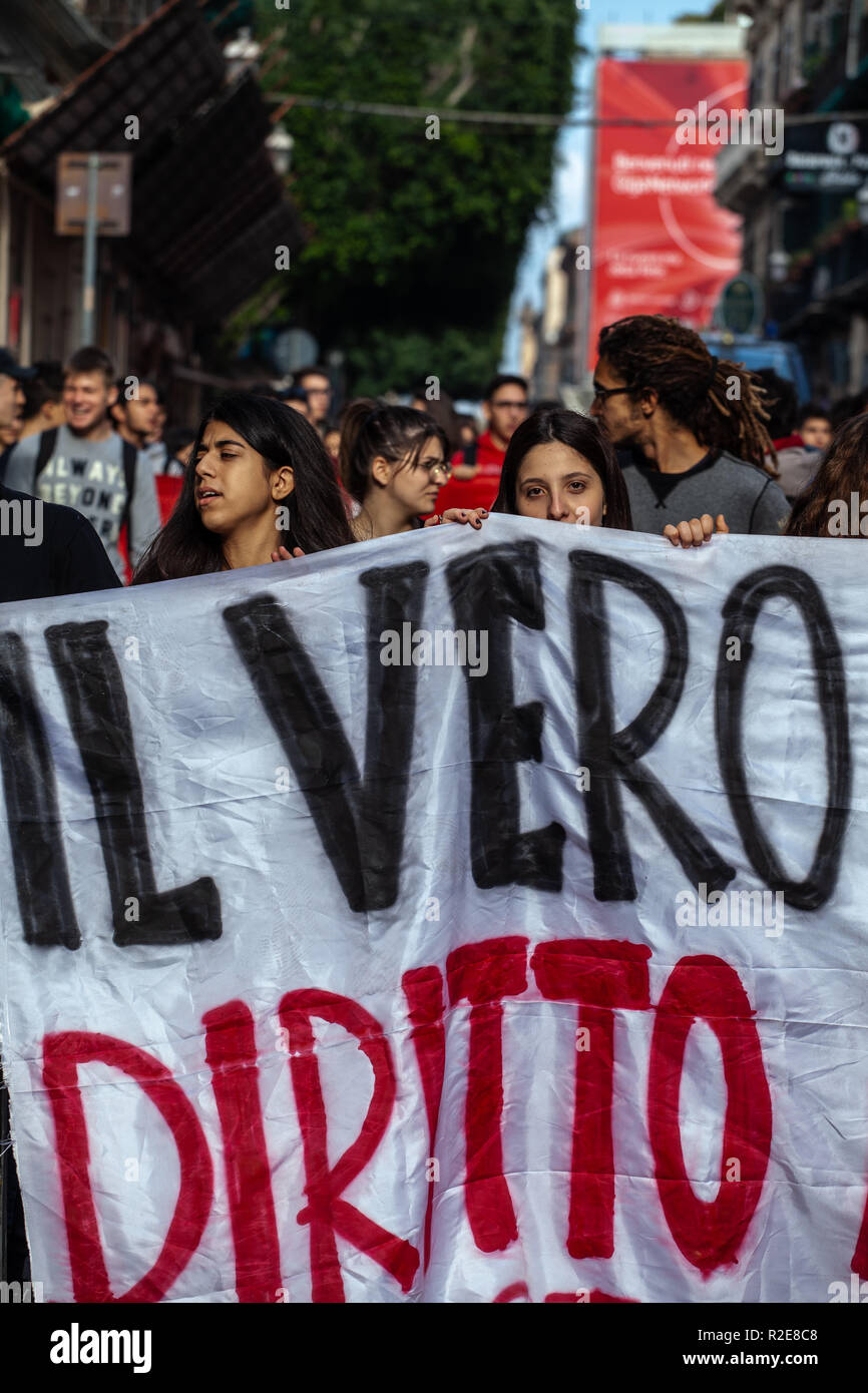Die Schüler wieder in den Straßen von Palermo zu schreien, um die Regierung mit, dass sie Kurs muss im Tag des International Student ändern. Stockfoto