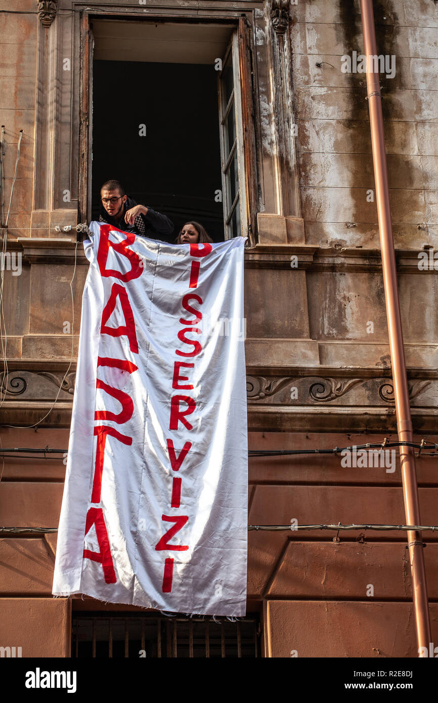 Die Schüler wieder in den Straßen von Palermo zu schreien, um die Regierung mit, dass sie Kurs muss im Tag des International Student ändern. Stockfoto