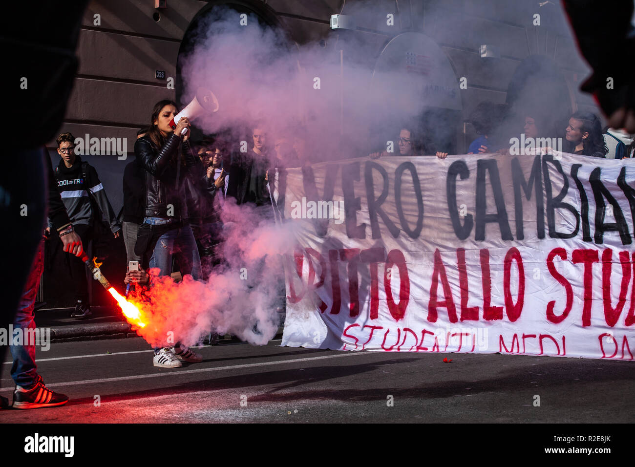 Die Schüler wieder in den Straßen von Palermo zu schreien, um die Regierung mit, dass sie Kurs muss im Tag des International Student ändern. Stockfoto