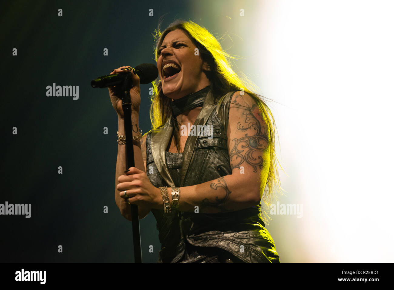 BRATISLAVA, SLOWAKEI - November 13, 2018: Floor Jansen - Sängerin von Nightwish, die finnische Symphonic Metal Band, führt ein Live Konzert in der Jahrzehnte: E Stockfoto