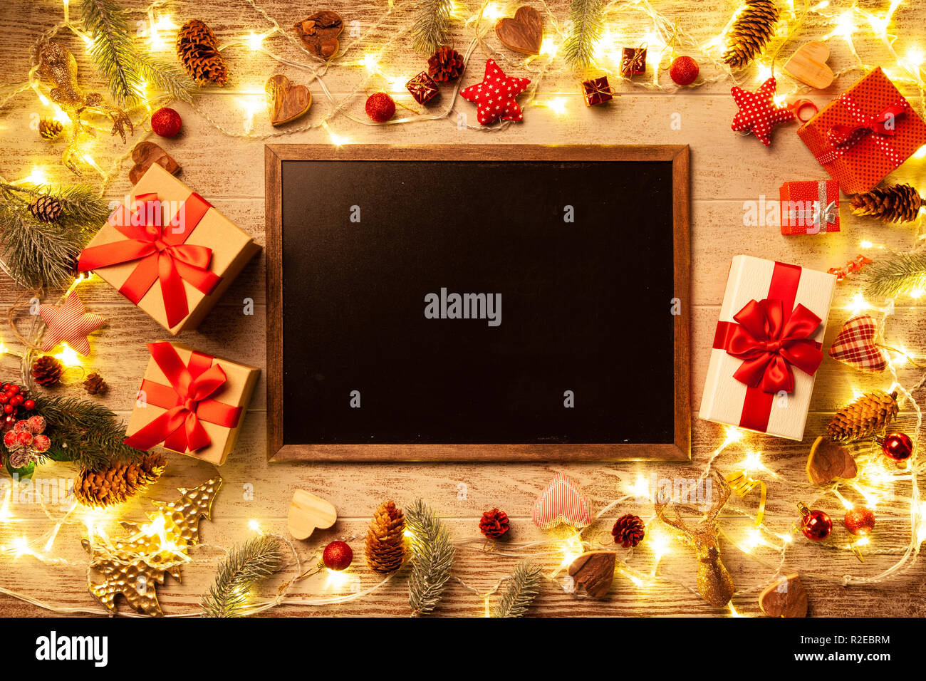 Weihnachtsbeleuchtung auf bewaldeten Hintergrund Stockfoto