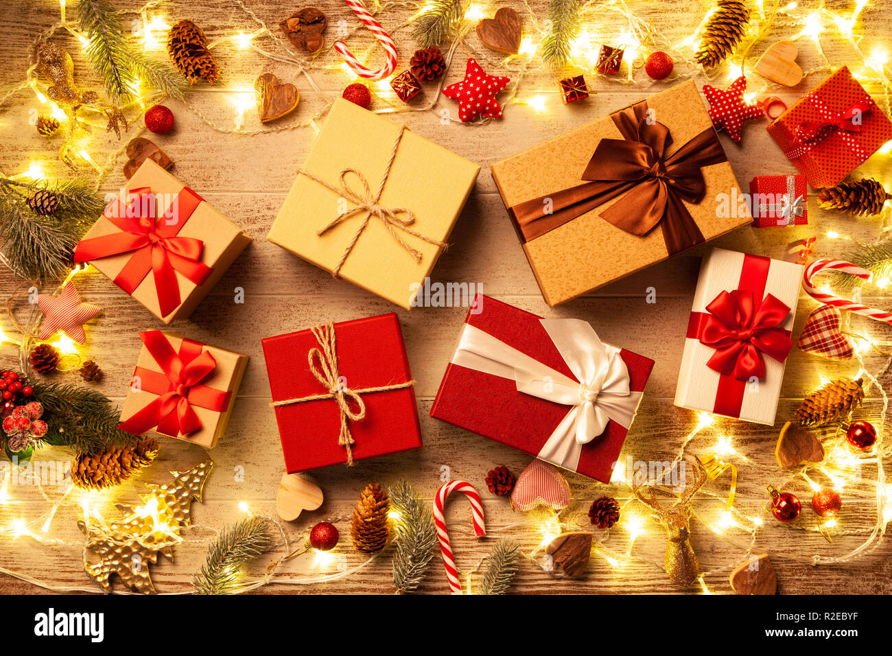 Weihnachtsbeleuchtung auf bewaldeten Hintergrund Stockfoto