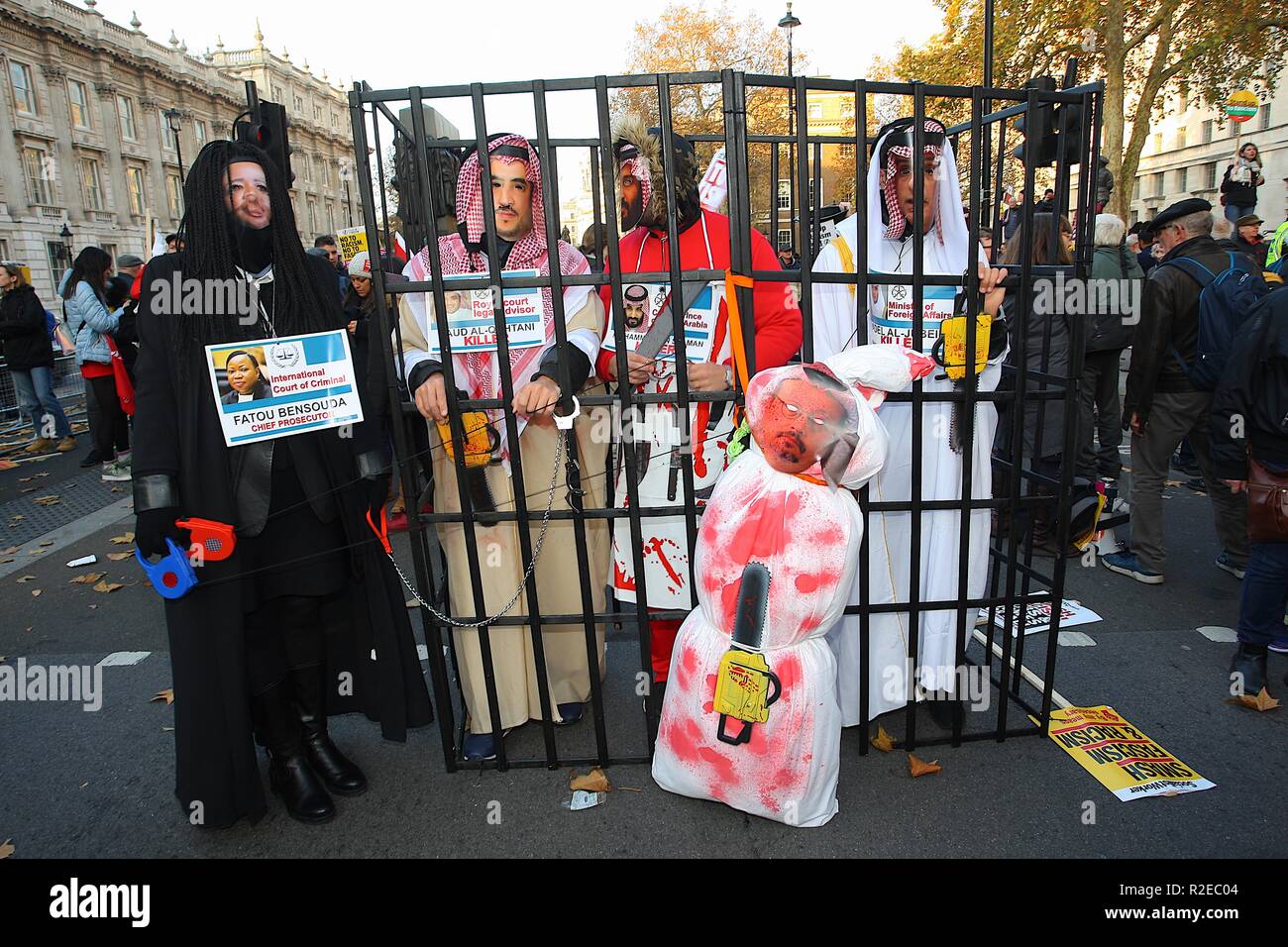 Demonstranten in London dress up mit einem Käfig, die Verantwortlichen für die Tötung von Saudi-arabien Washington Post journalist Jamal Khashoggi. Stockfoto