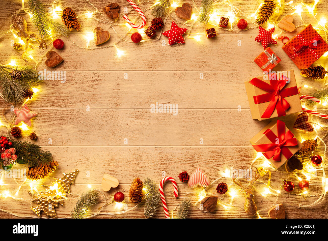 Weihnachtsbeleuchtung auf bewaldeten Hintergrund Stockfoto