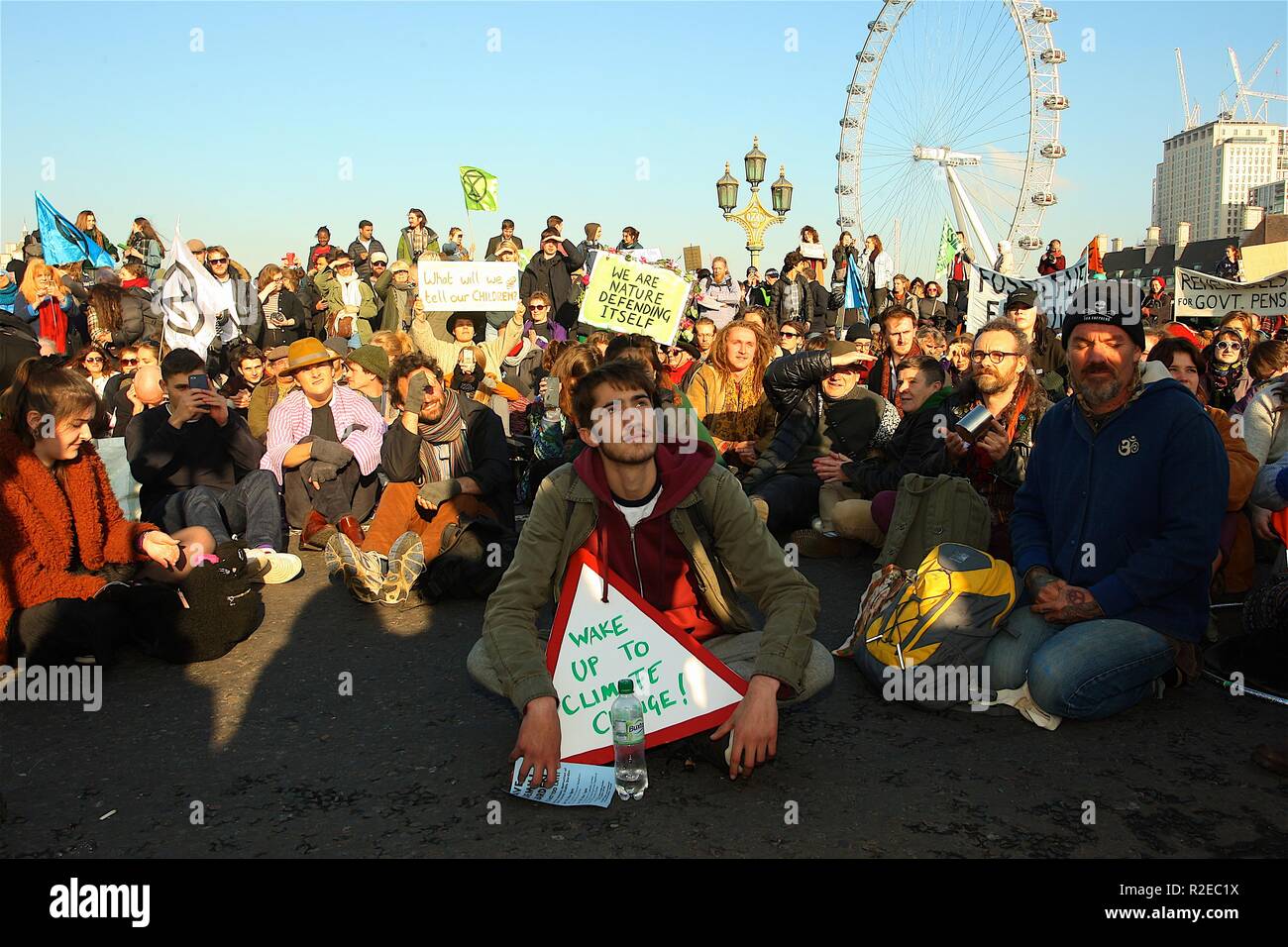 Das Aussterben Rebellion Kampagne Gruppe Protest auf fünf großen Brücken in London Stockfoto