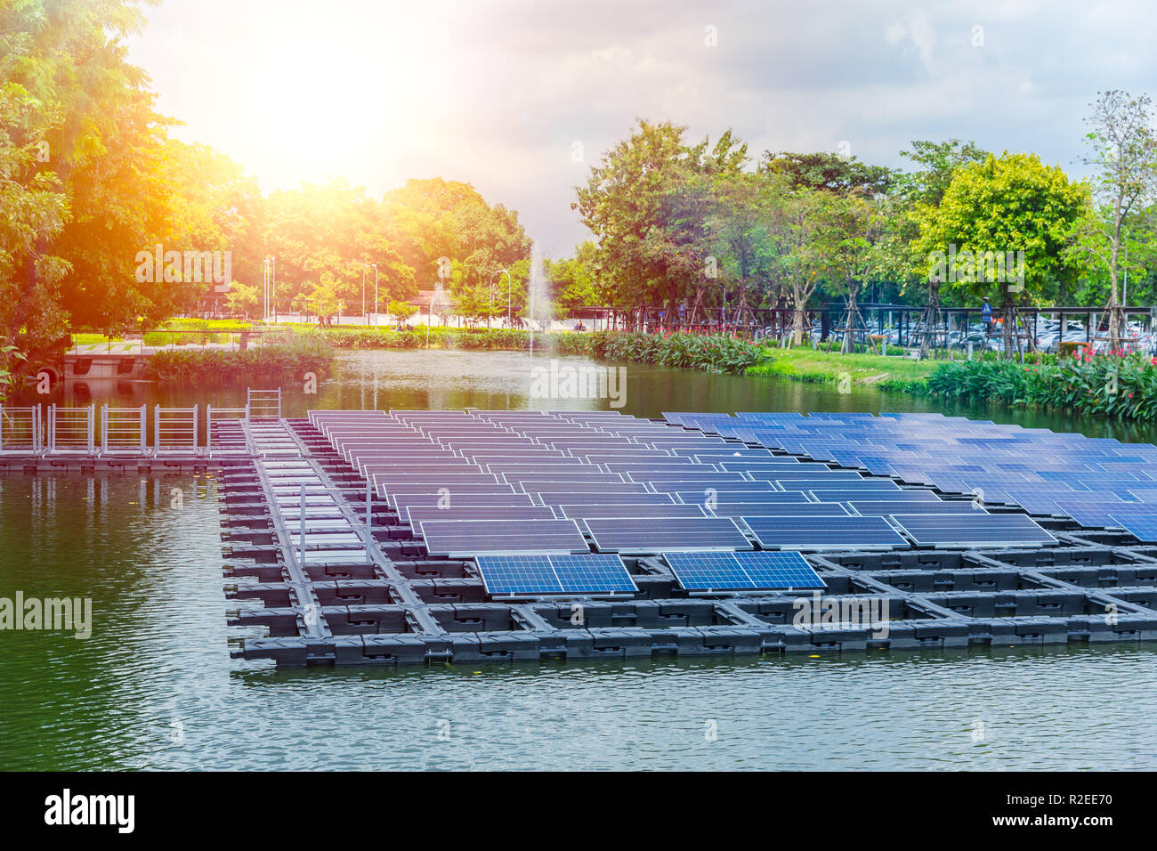 Floating Sonnenkollektoren oder Solarzellen Plattform auf dem Wasser See Teich für die Einsparung von Energie Technologie Innovation. Stockfoto