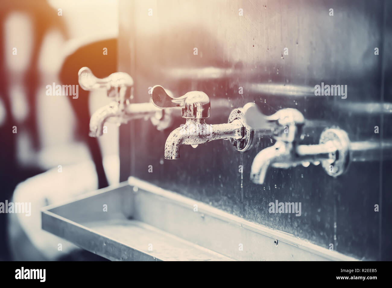 Zeile Wasser kostenlose öffentliche Trinkwasser tank Kühler kondensiert Wasser Tautropfen vintage colortone Tippen Stockfoto