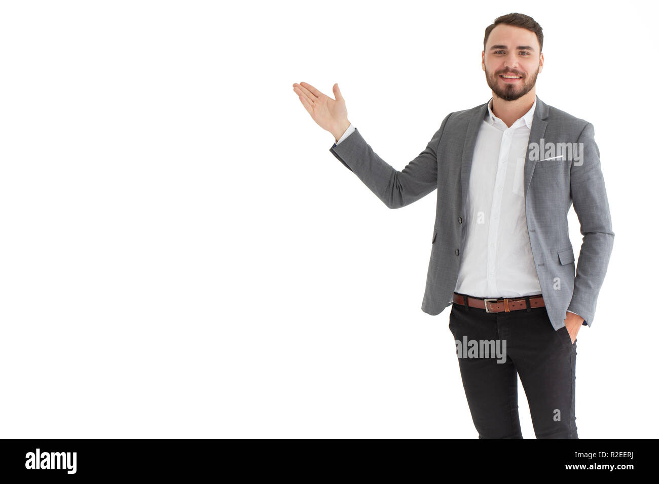 Kaukasische Geschäftsmann Präsentation lächelnde Haltung auf weißem Hintergrund. Stockfoto