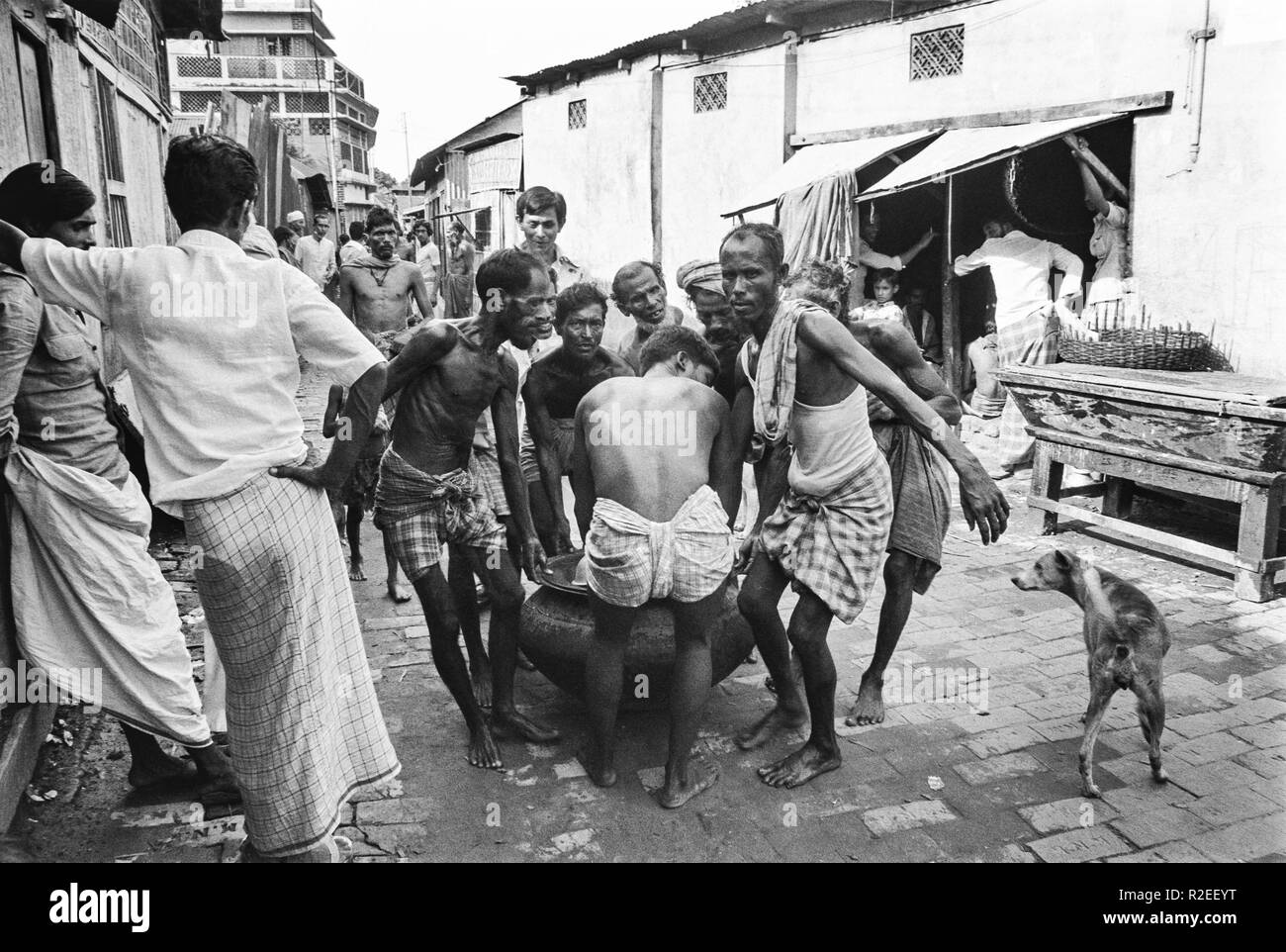 82/23 Hochwasserschutz Ernährungszentrum, führen durch die Jugendorganisation der BNP Partei Jinjira. Die Versorgung der Gäste. 1980 Stockfoto