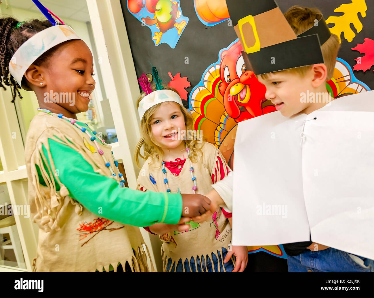 Ein Pre-school Student ist in anIndian Kostüm schüttelt Hände mit einem Schüler gekleidet wie ein Pilger, November 21, 2012, in Columbus, Mississippi. Stockfoto