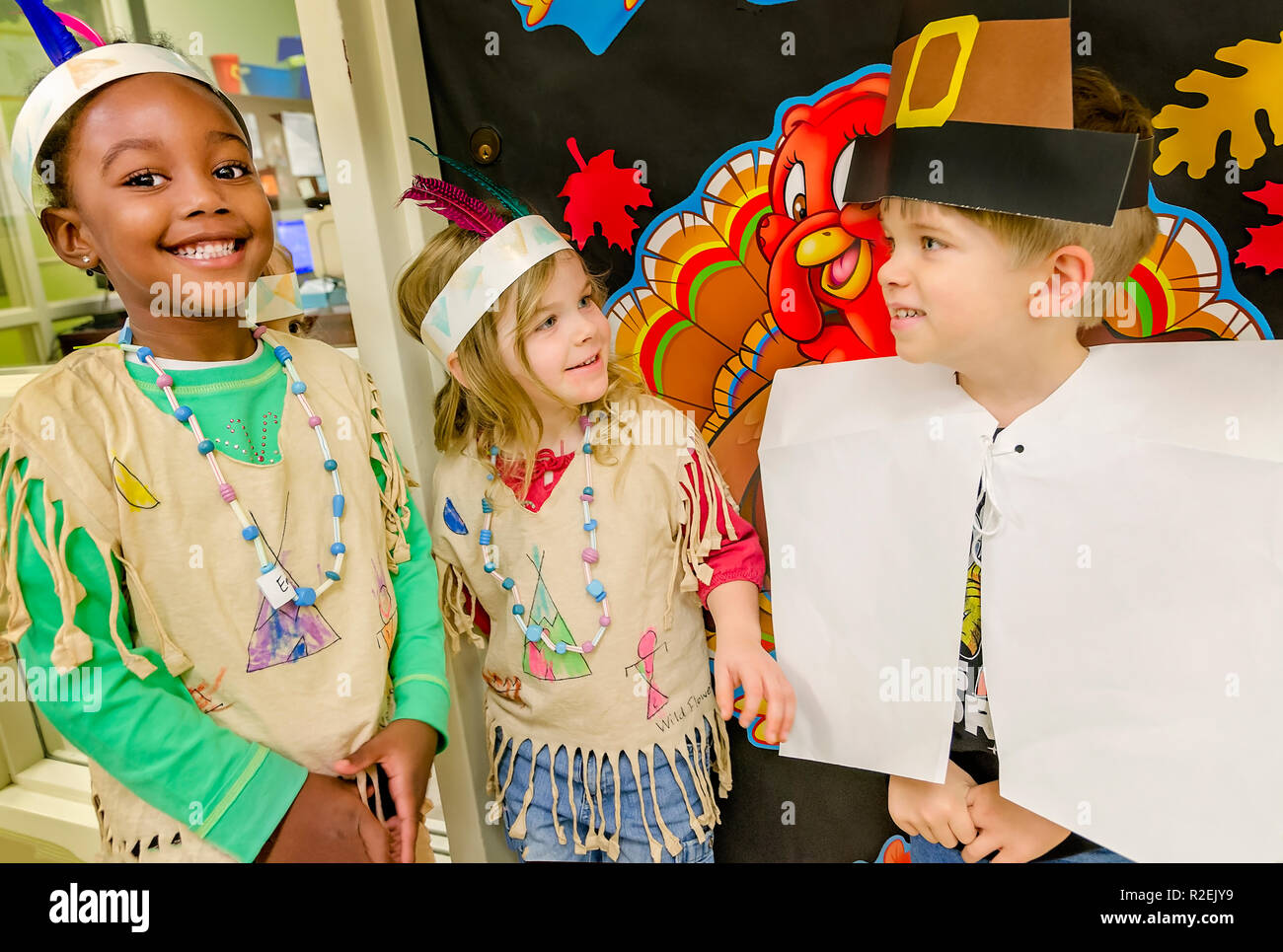Pre-school Kursteilnehmer werden in hausgemachten Native American Indian und Pilgrim Kostüme, November 21, 2012, in Columbus, Mississippi gekleidet. Stockfoto