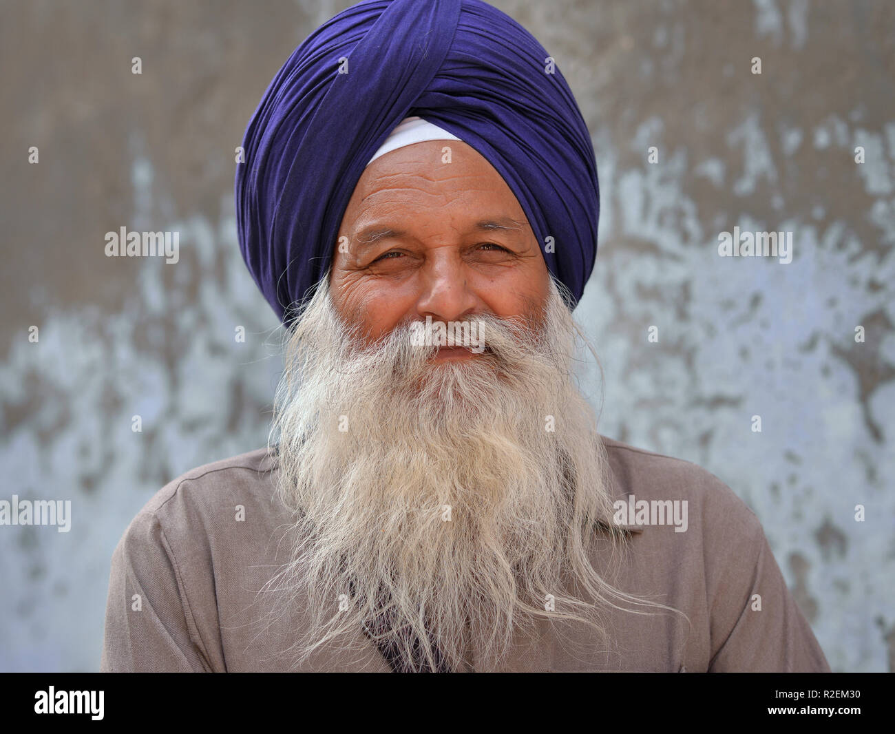 Älteren indischen Sikh Mann mit einem blauen Turban (Dastar) Lächeln für die Kamera. Stockfoto