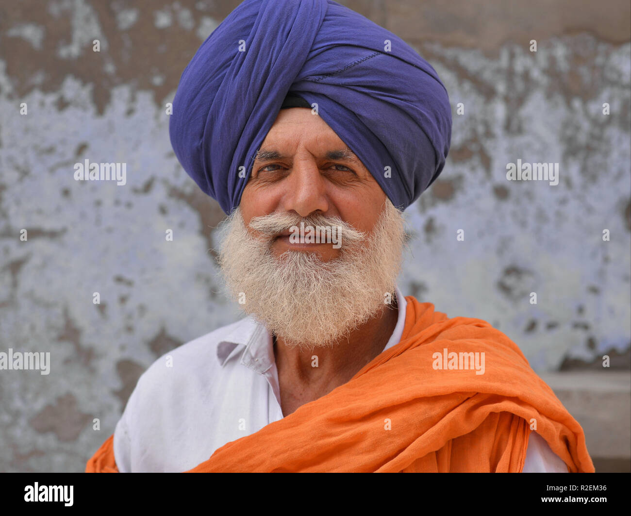 Im mittleren Alter indischer Sikh Mann mit blauen Turban (Dastar) posiert für die Kamera. Stockfoto